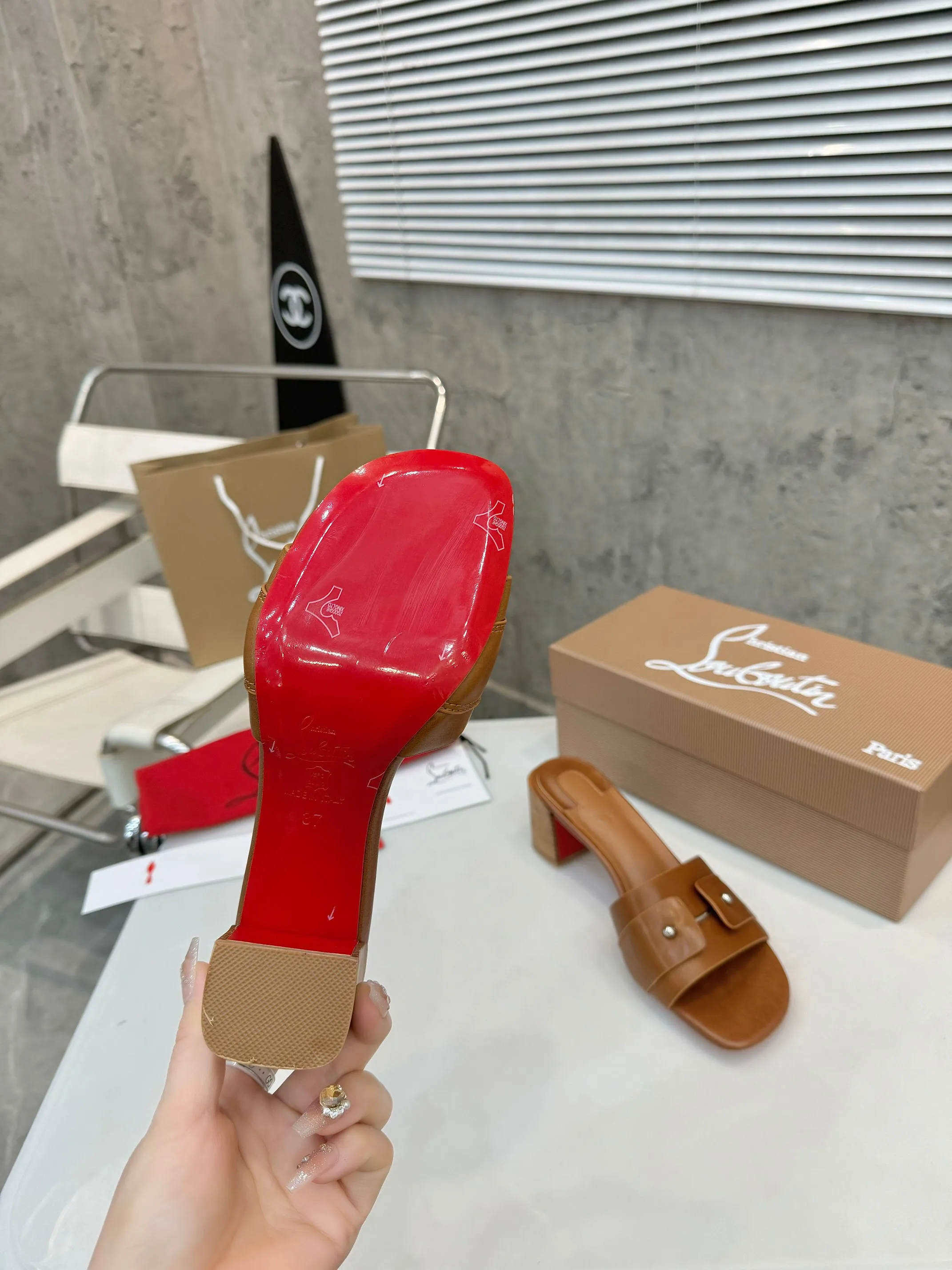 👟👟Ex-factory price 420👟👟 Genuine leather base +40 Top version Purchasing level ⚡③ colors to choose from. Christian Louboutin (CL) logo design is launched this year. The latest catwalk style of red-soled shoes 💥abbreviated as CL. This year's T-stage catwalk style of red-soled shoes👠 has a fresh and refreshing feel, and is perfect on the feet. 💃elegant and crystal clear. All accessories, materials and patterns are all customized at the original 1:1, zero distance from the original version. 1⃣ Upper: cowhide + unique logo 2⃣ Inner: sheepskin 3⃣Outsole: Original one-to-one molded genuine leather rubber non-slip two-color label outsole 4⃣🔺Original packaging 5⃣Number of yards: 35-42 (refundable or exchangeable if ordering 42)